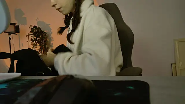 Yoka paradoXXX online show from October 31, 2025, 5:08 am