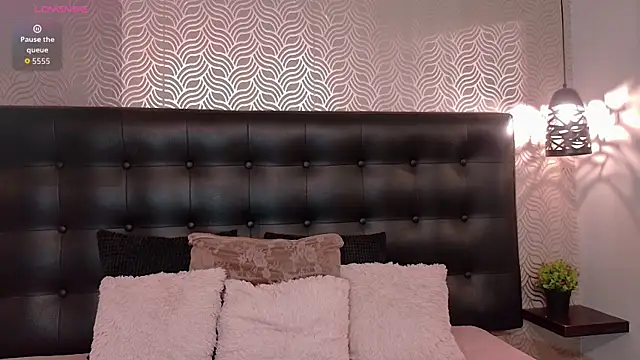 NaiaraMasson  online show from April 18, 2026, 12:09 pm