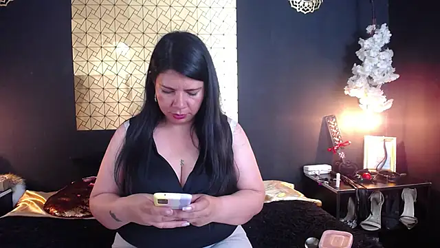 Snapshot of kinky_momm chatting on May 8, 2026, 6:46 pm kinky momm online show from May 8, 2026, 6:46 pm