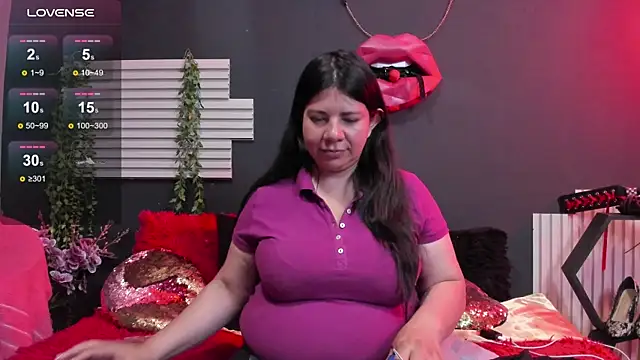 Snapshot of kinky_momm chatting on June 18, 2026, 1:15 pm kinky momm online show from June 18, 2026, 1:15 pm