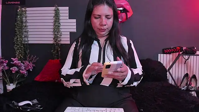 Snapshot of kinky_momm chatting on July 9, 2026, 2:54 pm kinky momm online show from July 9, 2026, 2:54 pm