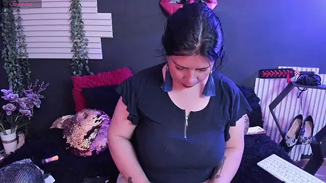 Snapshot of kinky_momm chatting on July 10, 2026, 3:14 pm kinky momm online show from July 10, 2026, 3:14 pm