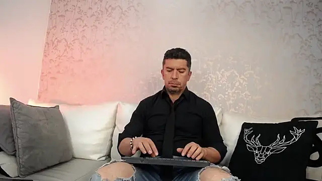 JuanKarloz  online show from September 9, 2025, 1:54 pm