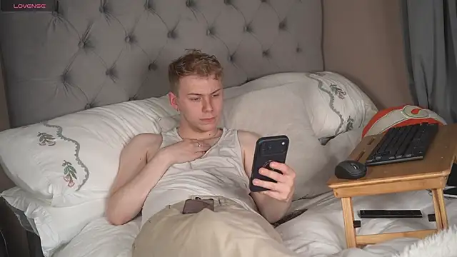 Snapshot of scottishtwink01 chatting on June 5, 2026, 10:48 pm scottishtwink01 online show from June 5, 2026, 10:48 pm