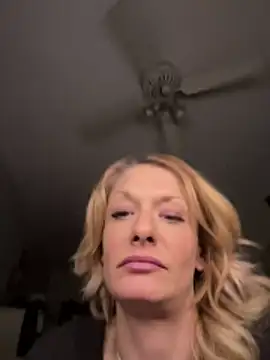 Snapshot of Daphneflor chatting on June 3, 2026, 9:12 am Daphneflor online show from June 3, 2026, 9:12 am