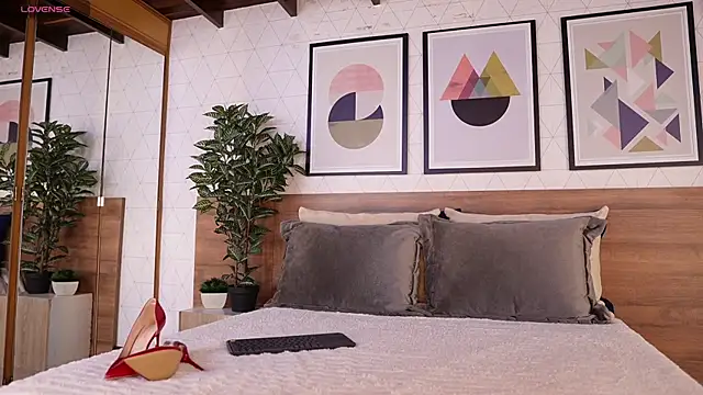 VictoriaShelby online show from April 14, 2026, 12:00 pm