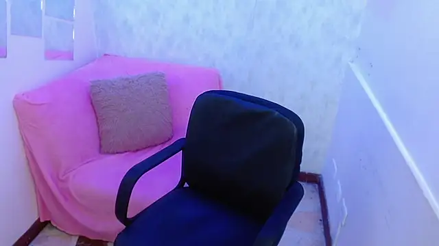 KendallWood  online show from November 7, 2025, 8:20 pm