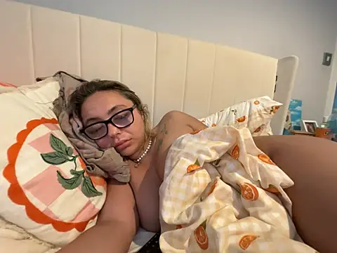 petitelucyXoxx online show from June 24, 2026, 4:33 am