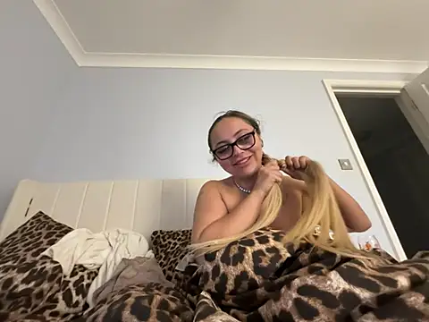 petitelucyXoxx online show from July 4, 2026, 11:22 pm