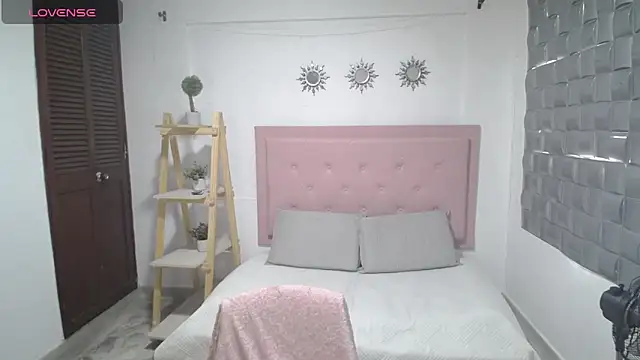 Dulce  Lovee online show from November 24, 2025, 5:56 pm