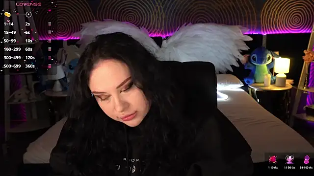 SerahMirabeli online show from November 18, 2025, 8:13 pm