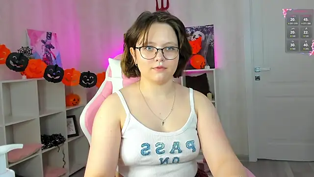 Mila  Cutee online show from November 4, 2025, 9:19 am