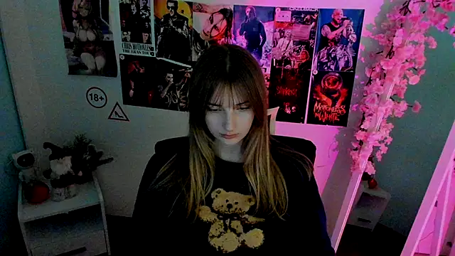 NeyliDream online show from December 18, 2025, 1:28 pm