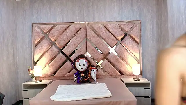 ANABELL BROWN online show from October 7, 2025, 7:22 pm