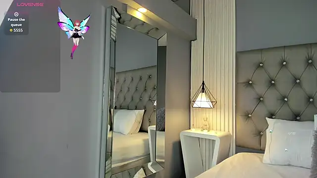 LunaBloomn online show from November 11, 2025, 5:02 pm