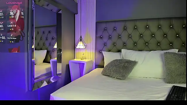 LunaBloomn online show from December 1, 2025, 5:07 pm