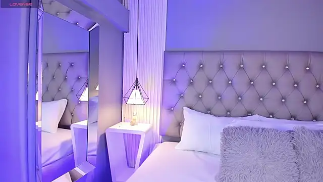 LunaBloomn online show from December 22, 2025, 5:10 pm