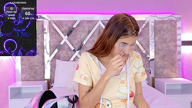 CarolinaaGomezz online show from December 17, 2025, 5:46 am