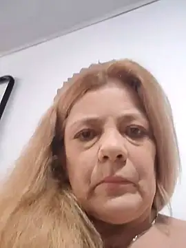 Casandra Cruz online show from October 4, 2025, 1:31 pm