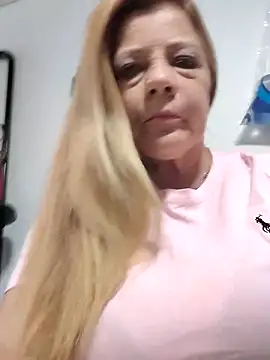 Casandra Cruz online show from October 5, 2025, 1:42 pm