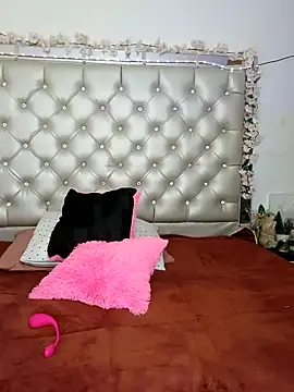 ZARAY 1118 online show from November 28, 2025, 7:49 pm