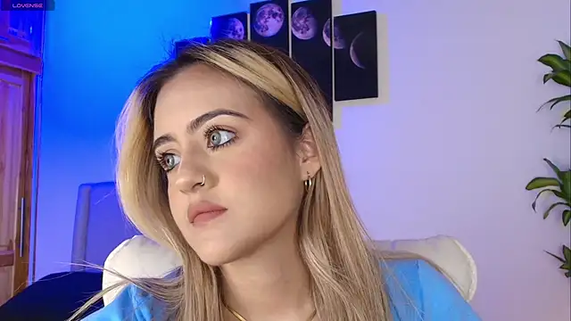 Snapshot of MaryMoon_ chatting on October 18, 2025, 10:10 pm MaryMoon online show from October 18, 2025, 10:10 pm