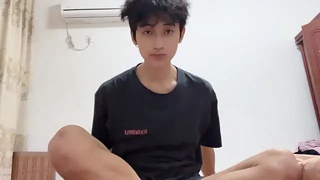 yangyang-2563 online show from October 2, 2025, 4:14 pm