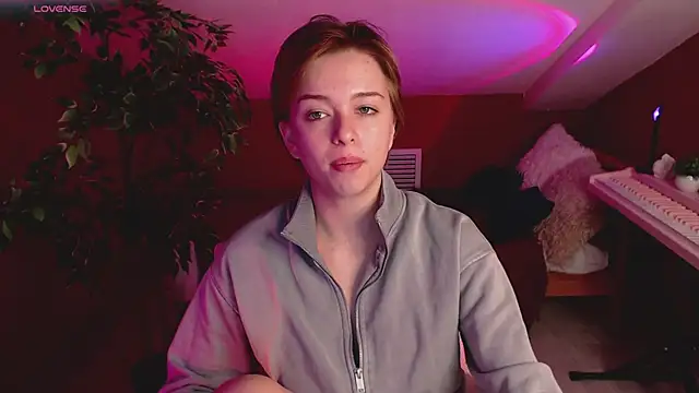 HypeQueen online show from October 12, 2025, 2:49 pm
