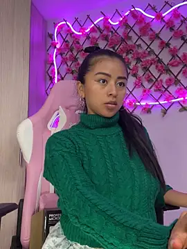 Snapshot of RaquelOficial chatting on October 17, 2025, 5:48 pm RaquelOficial online show from October 17, 2025, 5:48 pm