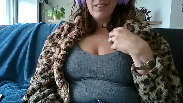 Snapshot of samantaatw chatting on September 25, 2025, 8:18 am samantaatw online show from September 25, 2025, 8:18 am