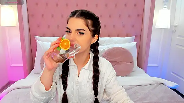 HelenTiny online show from November 7, 2025, 1:22 pm