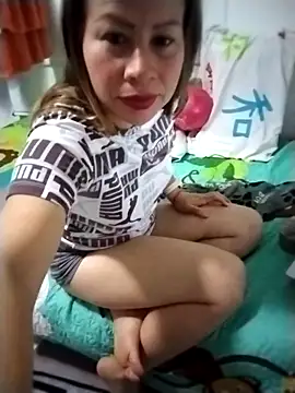 LaraCaliente online show from November 21, 2025, 9:41 am