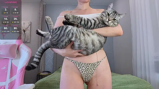 Madison Davies  online show from October 15, 2025, 4:01 am