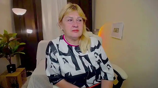 Snapshot of EmmaEllison chatting on September 14, 2025, 12:04 pm EmmaEllison online show from September 14, 2025, 12:04 pm