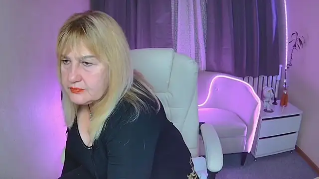 Snapshot of EmmaEllison chatting on November 12, 2025, 6:47 am EmmaEllison online show from November 12, 2025, 6:47 am