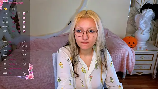 JuicyLullu online show from November 10, 2025, 11:20 am