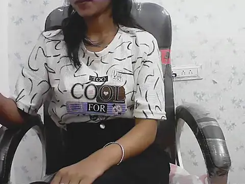 short girl  online show from April 8, 2026, 5:02 pm