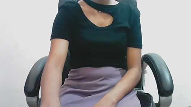 Snapshot of short_girl_ chatting on May 19, 2026, 5:08 pm short girl online show from May 19, 2026, 5:08 pm