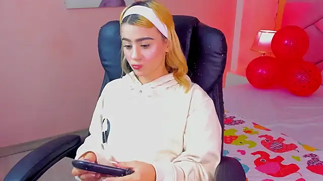 ChloeLaurentt online show from February 25, 2026, 2:37 pm