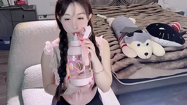 Snapshot of naiyaomeimei chatting on October 13, 2025, 1:00 pm naiyaomeimei online show from October 13, 2025, 1:00 pm