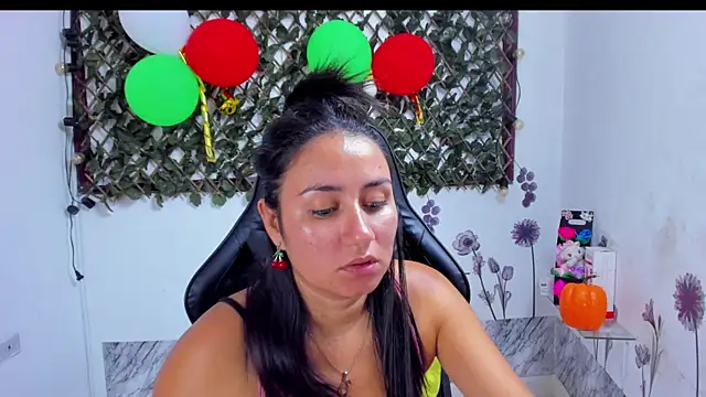 Snapshot of Luna021_1 chatting on November 1, 2025, 7:38 pm Luna021 1 online show from November 1, 2025, 7:38 pm