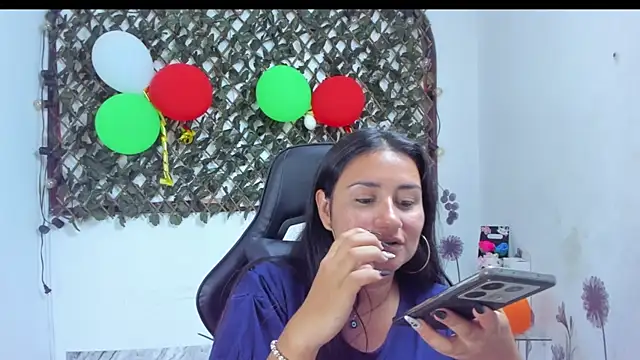 Snapshot of Luna021_1 chatting on November 3, 2025, 7:26 pm Luna021 1 online show from November 3, 2025, 7:26 pm