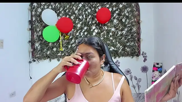 Snapshot of Luna021_1 chatting on November 4, 2025, 7:02 pm Luna021 1 online show from November 4, 2025, 7:02 pm