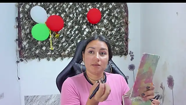 Snapshot of Luna021_1 chatting on November 5, 2025, 7:25 pm Luna021 1 online show from November 5, 2025, 7:25 pm