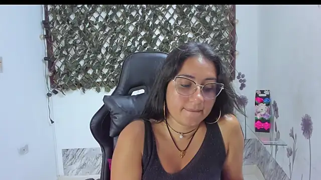 Snapshot of Luna021_1 chatting on November 7, 2025, 7:47 pm Luna021 1 online show from November 7, 2025, 7:47 pm