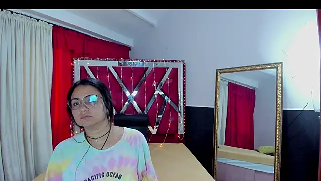 Snapshot of Luna021_1 chatting on November 20, 2025, 7:57 pm Luna021 1 online show from November 20, 2025, 7:57 pm