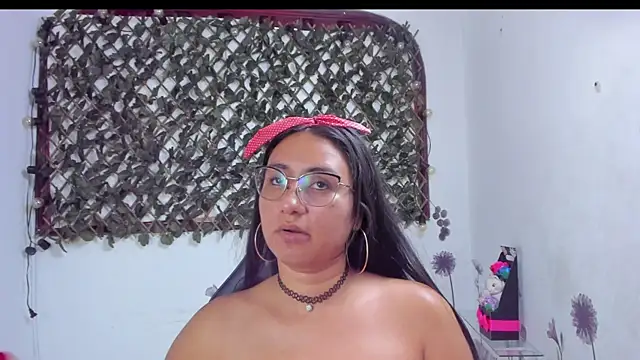 Snapshot of Luna021_1 chatting on November 29, 2025, 8:12 pm Luna021 1 online show from November 29, 2025, 8:12 pm