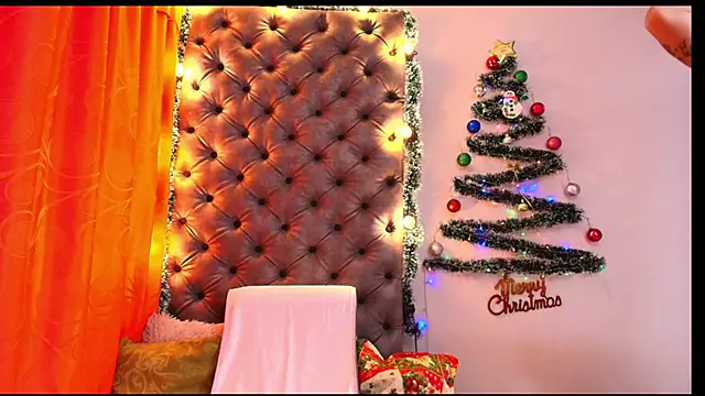 Snapshot of Luna021_1 chatting on December 18, 2025, 8:04 pm Luna021 1 online show from December 18, 2025, 8:04 pm