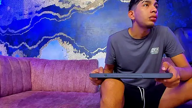 Juicy Creww online show from November 10, 2025, 8:46 am