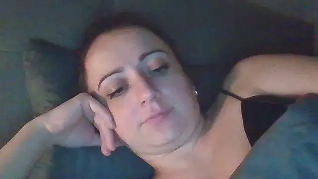 Snapshot of Avylith chatting on October 3, 2025, 11:24 pm Avylith online show from October 3, 2025, 11:24 pm